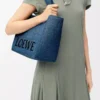 Medium LOEWE Font-väska i raffia Ljusblå Medium LOEWE Font-väska i raffia Ljusblå