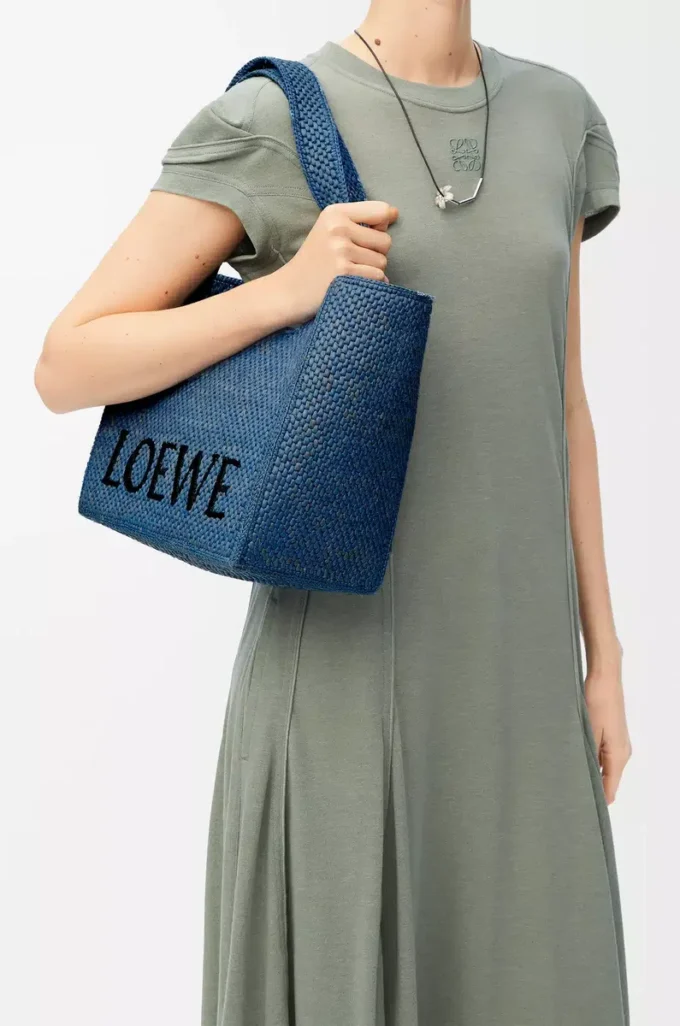 Medium LOEWE Font-väska i raffia Ljusblå Medium LOEWE Font-väska i raffia Ljusblå