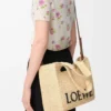 Medium LOEWE Font-väska i raffia, naturfärgad Medium LOEWE Font-väska i raffia, naturfärgad