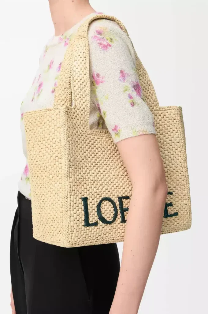 Medium LOEWE Font-väska i raffia, naturfärgad Medium LOEWE Font-väska i raffia, naturfärgad