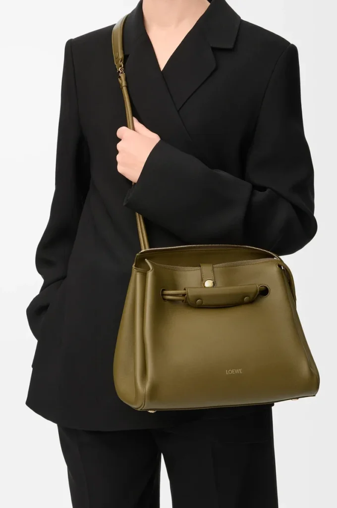 Medium Madrid-väska i mjukt kalvskinn Olive Medium Madrid-väska i mjukt kalvskinn Olive