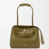 Medium Madrid-väska i mjukt kalvskinn Olive Medium Madrid-väska i mjukt kalvskinn Olive