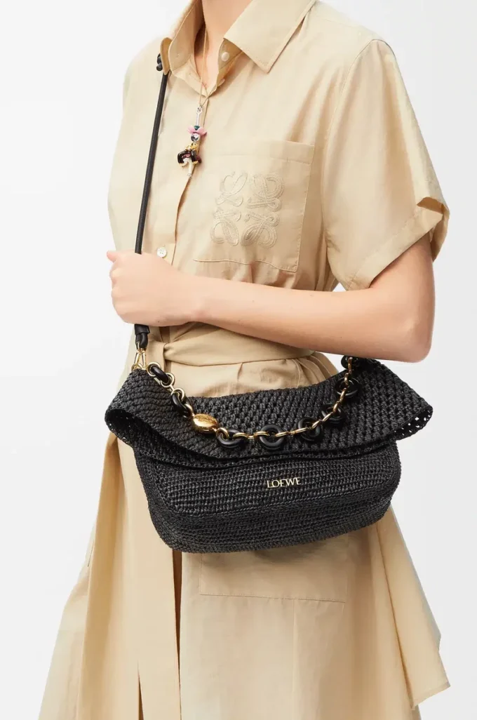 Medium Ola-väska i raffia och kalvskinn Svart