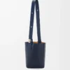 Medium Pebble-hinkväska i slätt kalvskinn, Abyss Blue Medium Pebble-hinkväska i slätt kalvskinn, Abyss Blue