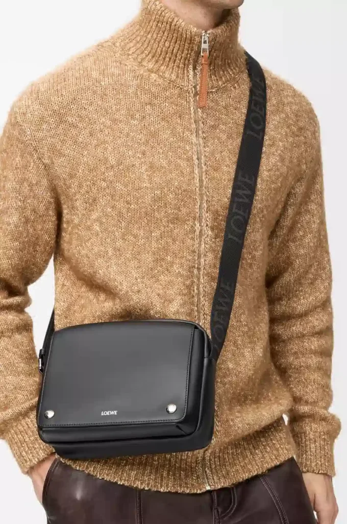 Medium Pebble messenger-väska i mjukt kalvskinn Svart Medium Pebble messenger-väska i mjukt kalvskinn Svart