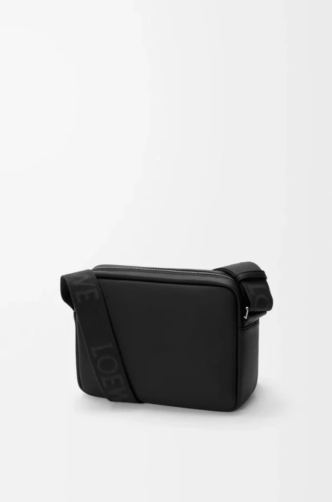 Medium Pebble messenger-väska i mjukt kalvskinn Svart Medium Pebble messenger-väska i mjukt kalvskinn Svart