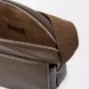 Medium Pebble-messenger-väska i mjukt kornat kalvskinn Tundra Medium Pebble-messenger-väska i mjukt kornat kalvskinn Tundra