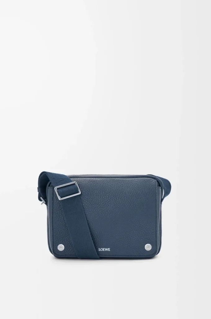 Medium Pebble-messengerbag i mjukt kornat kalvskinn Indigo Dye Medium Pebble-messengerbag i mjukt kornat kalvskinn Indigo Dye