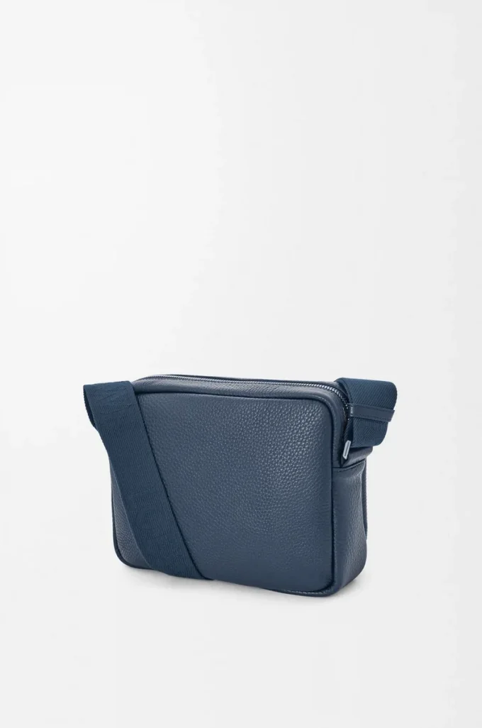 Medium Pebble-messengerbag i mjukt kornat kalvskinn Indigo Dye Medium Pebble-messengerbag i mjukt kornat kalvskinn Indigo Dye
