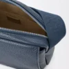 Medium Pebble-messengerbag i mjukt kornat kalvskinn Indigo Dye Medium Pebble-messengerbag i mjukt kornat kalvskinn Indigo Dye