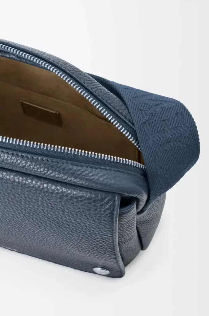 Medium Pebble-messengerbag i mjukt kornat kalvskinn Indigo Dye Medium Pebble-messengerbag i mjukt kornat kalvskinn Indigo Dye