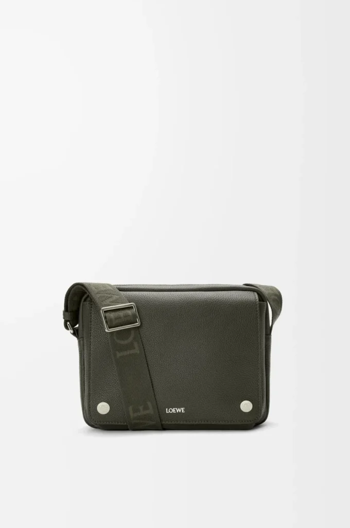 Medium Pebble-messengerbag i mjukt kornat kalvskinn Mörk khaki Medium Pebble-messengerbag i mjukt kornat kalvskinn Mörk khaki