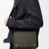 Medium Pebble-messengerbag i mjukt kornat kalvskinn Mörk khaki Medium Pebble-messengerbag i mjukt kornat kalvskinn Mörk khaki