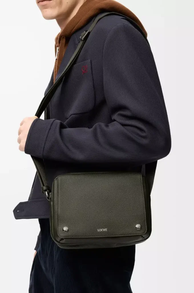 Medium Pebble-messengerbag i mjukt kornat kalvskinn Mörk khaki Medium Pebble-messengerbag i mjukt kornat kalvskinn Mörk khaki