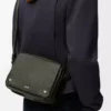 Medium Pebble-messengerbag i mjukt kornat kalvskinn Mörk khaki Medium Pebble-messengerbag i mjukt kornat kalvskinn Mörk khaki