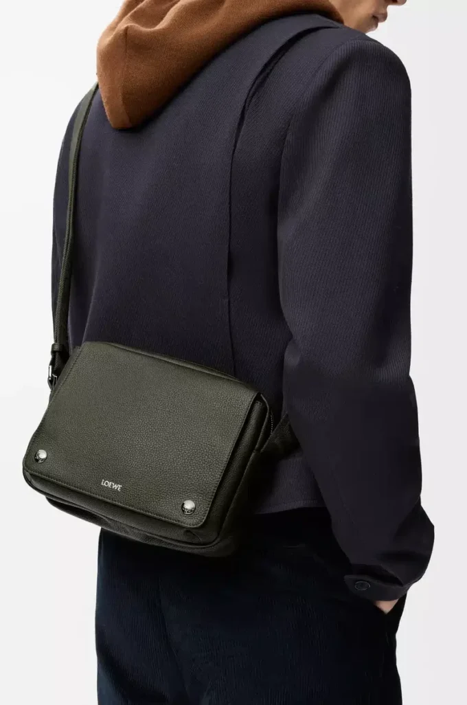Medium Pebble-messengerbag i mjukt kornat kalvskinn Mörk khaki Medium Pebble-messengerbag i mjukt kornat kalvskinn Mörk khaki