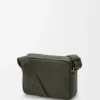 Medium Pebble-messengerbag i mjukt kornat kalvskinn Mörk khaki Medium Pebble-messengerbag i mjukt kornat kalvskinn Mörk khaki