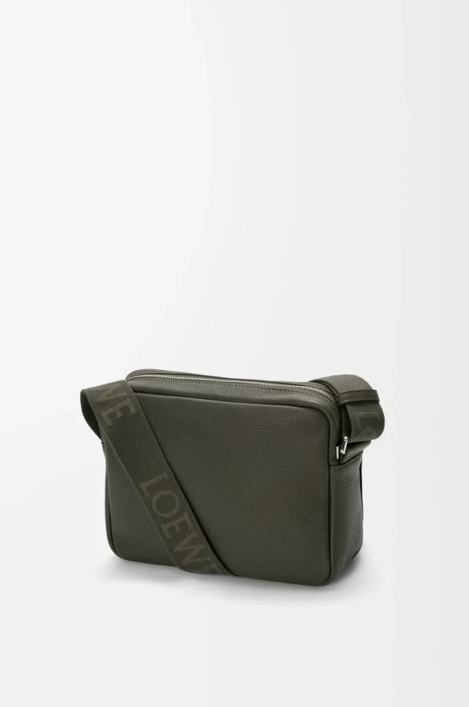 Medium Pebble-messengerbag i mjukt kornat kalvskinn Mörk khaki Medium Pebble-messengerbag i mjukt kornat kalvskinn Mörk khaki