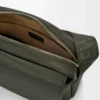 Medium Pebble-messengerbag i mjukt kornat kalvskinn Mörk khaki Medium Pebble-messengerbag i mjukt kornat kalvskinn Mörk khaki