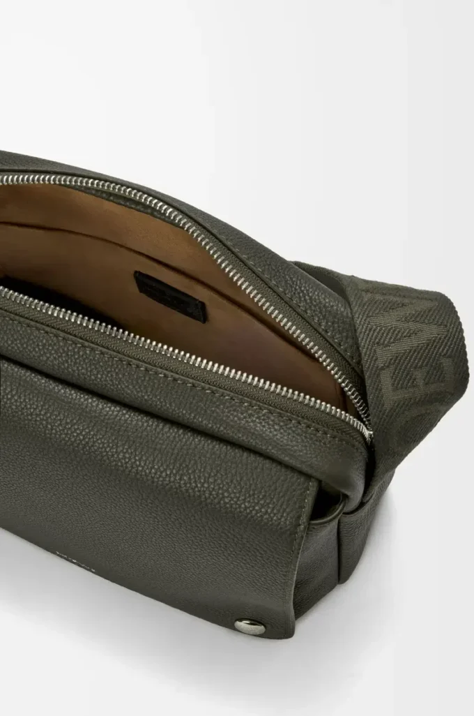 Medium Pebble-messengerbag i mjukt kornat kalvskinn Mörk khaki Medium Pebble-messengerbag i mjukt kornat kalvskinn Mörk khaki