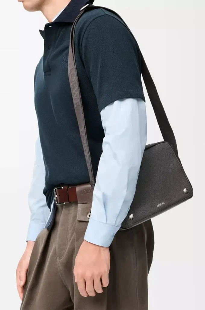 Medium Pebble-messengerbag i mjukt kornat kalvskinn, mörkgrå Medium Pebble-messengerbag i mjukt kornat kalvskinn, mörkgrå