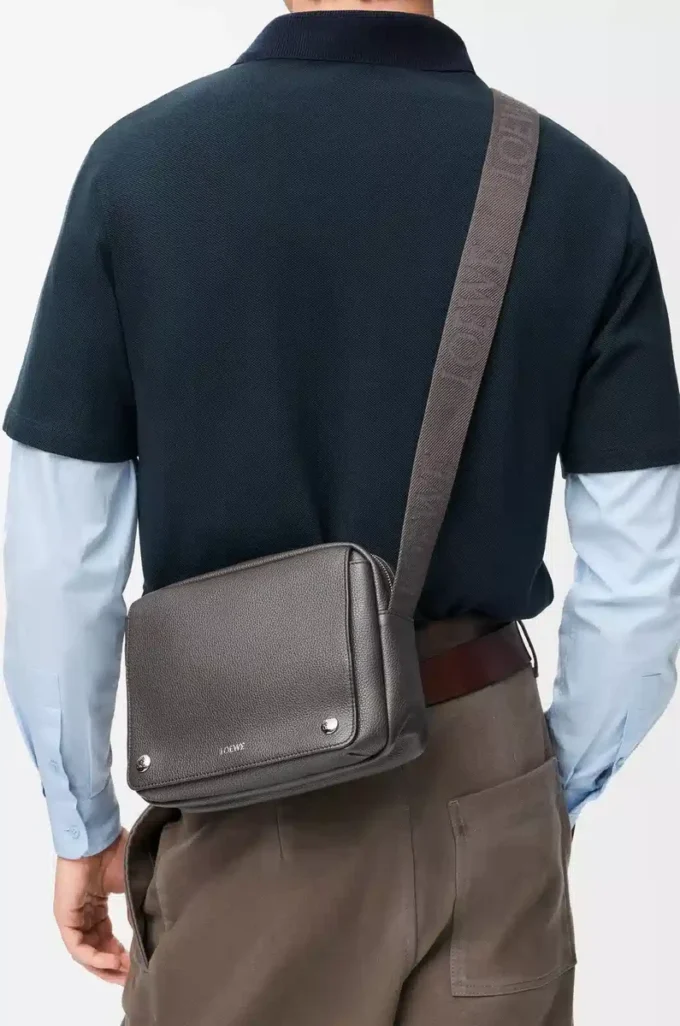 Medium Pebble-messengerbag i mjukt kornat kalvskinn, mörkgrå Medium Pebble-messengerbag i mjukt kornat kalvskinn, mörkgrå
