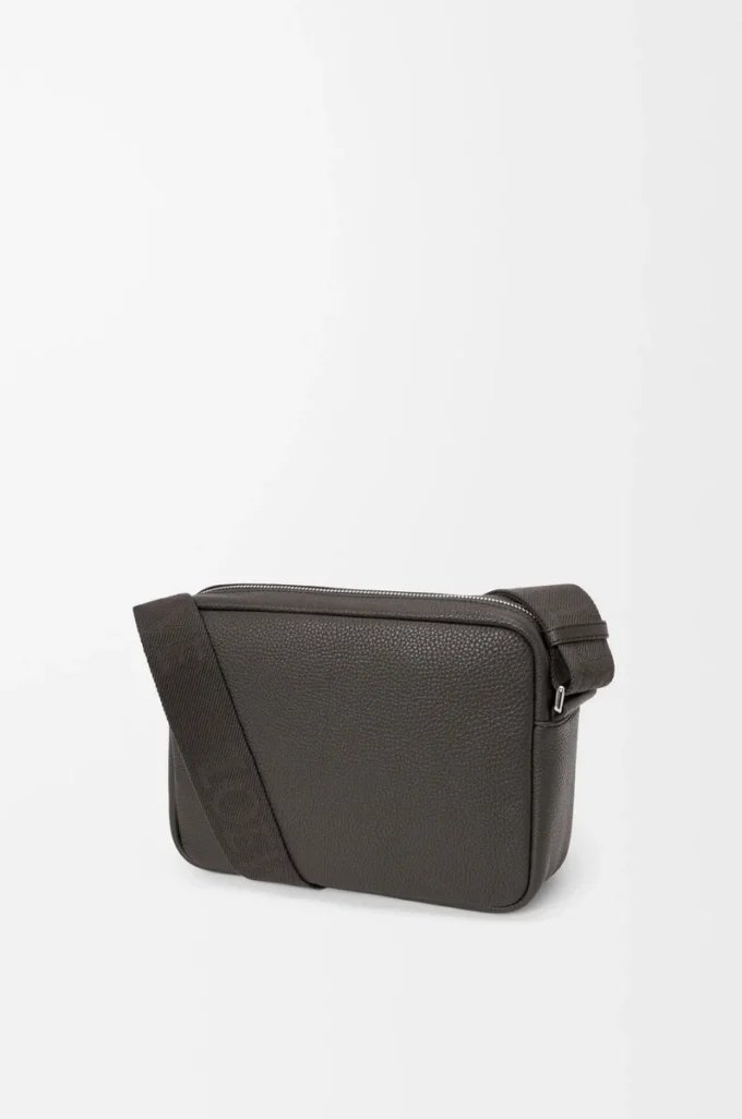 Medium Pebble-messengerbag i mjukt kornat kalvskinn, mörkgrå Medium Pebble-messengerbag i mjukt kornat kalvskinn, mörkgrå