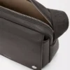 Medium Pebble-messengerbag i mjukt kornat kalvskinn, mörkgrå Medium Pebble-messengerbag i mjukt kornat kalvskinn, mörkgrå