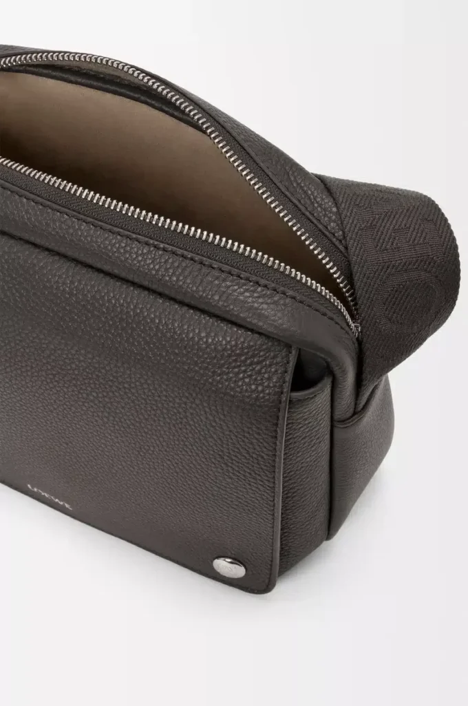 Medium Pebble-messengerbag i mjukt kornat kalvskinn, mörkgrå Medium Pebble-messengerbag i mjukt kornat kalvskinn, mörkgrå