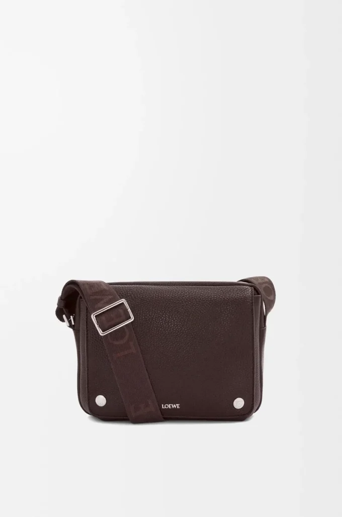 Medium Pebble-messengerbag i mjukt kornat kalvskinn Oxblood Medium Pebble-messengerbag i mjukt kornat kalvskinn Oxblood