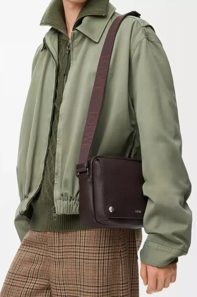 Medium Pebble-messengerbag i mjukt kornat kalvskinn Oxblood Medium Pebble-messengerbag i mjukt kornat kalvskinn Oxblood