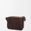 Medium Pebble-messengerbag i mjukt kornat kalvskinn Oxblood Medium Pebble-messengerbag i mjukt kornat kalvskinn Oxblood