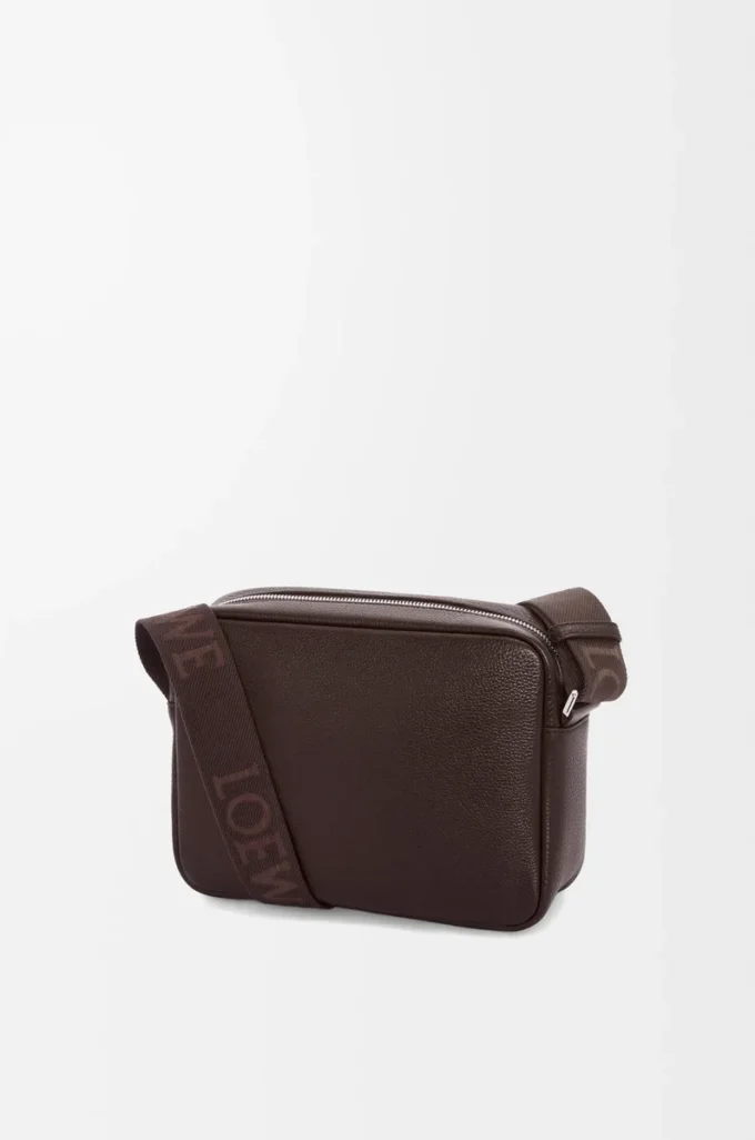 Medium Pebble-messengerbag i mjukt kornat kalvskinn Oxblood Medium Pebble-messengerbag i mjukt kornat kalvskinn Oxblood