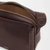 Medium Pebble-messengerbag i mjukt kornat kalvskinn Oxblood Medium Pebble-messengerbag i mjukt kornat kalvskinn Oxblood