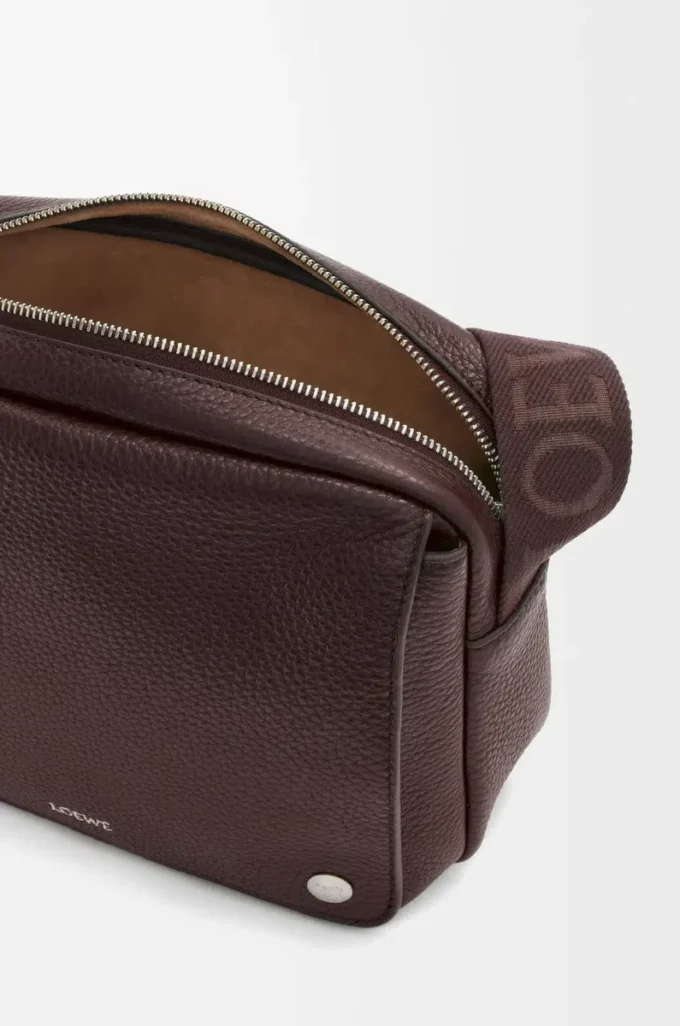 Medium Pebble-messengerbag i mjukt kornat kalvskinn Oxblood Medium Pebble-messengerbag i mjukt kornat kalvskinn Oxblood