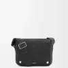 Medium Pebble-messengerbag i mjukt kornat kalvskinn, svart Medium Pebble-messengerbag i mjukt kornat kalvskinn, svart