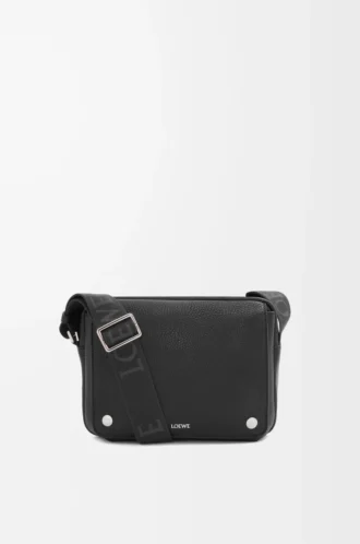 Medium Pebble-messengerbag i mjukt kornat kalvskinn, svart