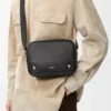 Medium Pebble-messengerbag i mjukt kornat kalvskinn, svart Medium Pebble-messengerbag i mjukt kornat kalvskinn, svart