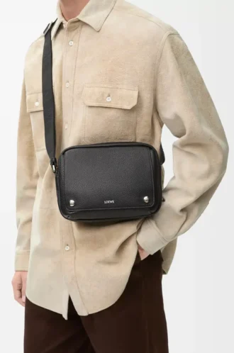 Medium Pebble-messengerbag i mjukt kornat kalvskinn, svart