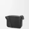 Medium Pebble-messengerbag i mjukt kornat kalvskinn, svart Medium Pebble-messengerbag i mjukt kornat kalvskinn, svart