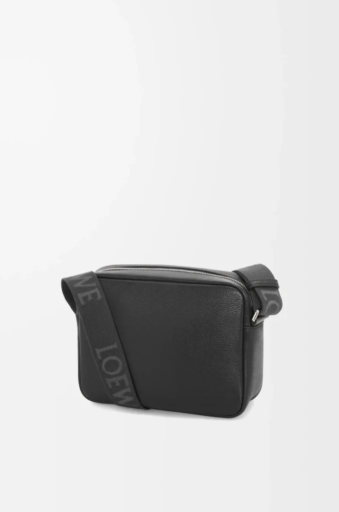 Medium Pebble-messengerbag i mjukt kornat kalvskinn, svart Medium Pebble-messengerbag i mjukt kornat kalvskinn, svart