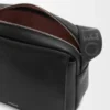 Medium Pebble-messengerbag i mjukt kornat kalvskinn, svart Medium Pebble-messengerbag i mjukt kornat kalvskinn, svart