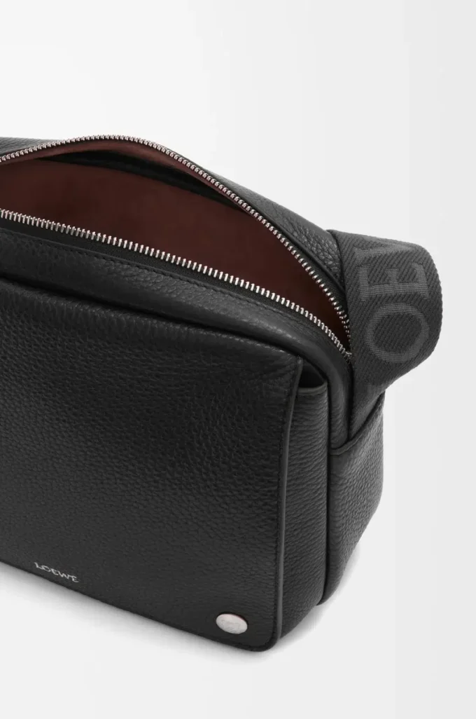 Medium Pebble-messengerbag i mjukt kornat kalvskinn, svart Medium Pebble-messengerbag i mjukt kornat kalvskinn, svart