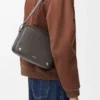 Medium Pebble-messengerbag i slätt kalvskinn, mörkgrå Medium Pebble-messengerbag i slätt kalvskinn, mörkgrå