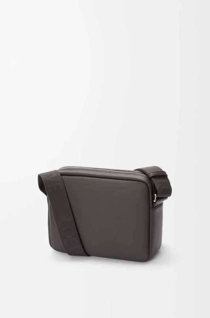 Medium Pebble-messengerbag i slätt kalvskinn, mörkgrå Medium Pebble-messengerbag i slätt kalvskinn, mörkgrå