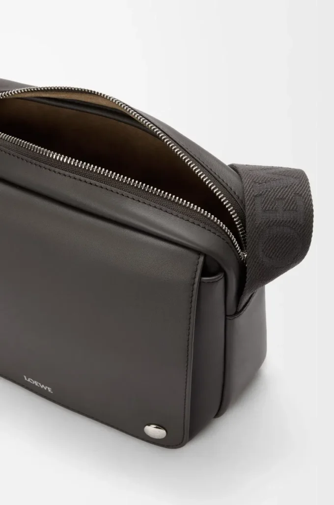 Medium Pebble-messengerbag i slätt kalvskinn, mörkgrå Medium Pebble-messengerbag i slätt kalvskinn, mörkgrå