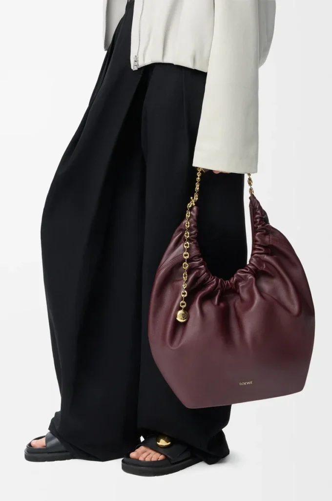 Medium Squeeze-väska i mjukt nappa-lammskinn, mörk burgundy Medium Squeeze-väska i mjukt nappa-lammskinn, mörk burgundy