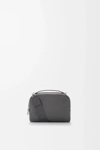 Mini crossbody-kameraväska i mjukt kornat kalvskinn Antracit
