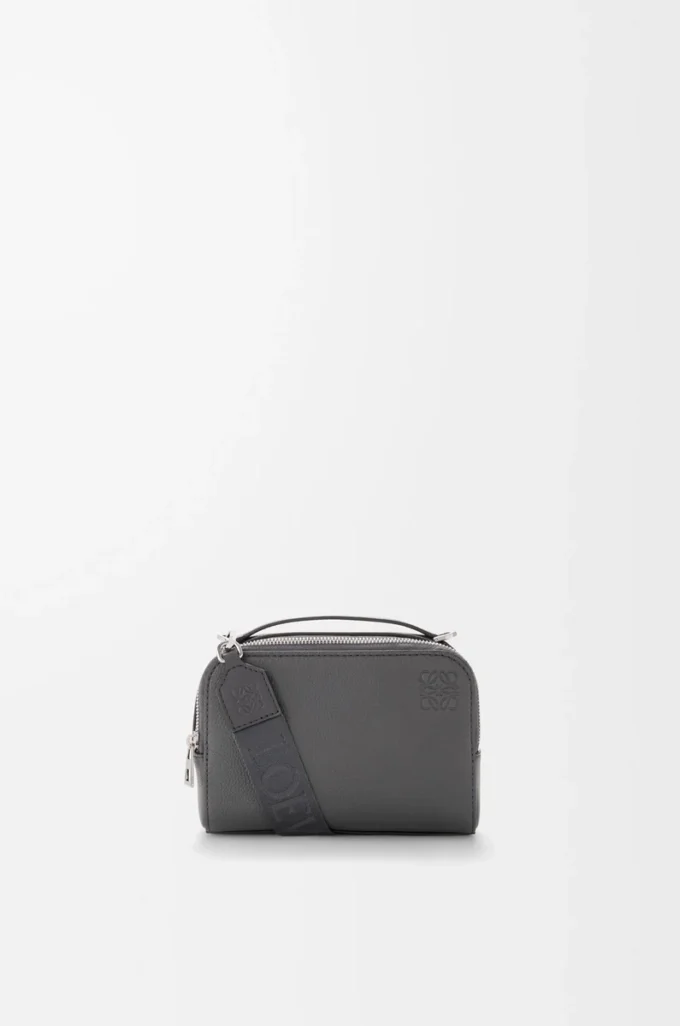 Mini crossbody-kameraväska i mjukt kornat kalvskinn Antracit Mini crossbody-kameraväska i mjukt kornat kalvskinn Antracit