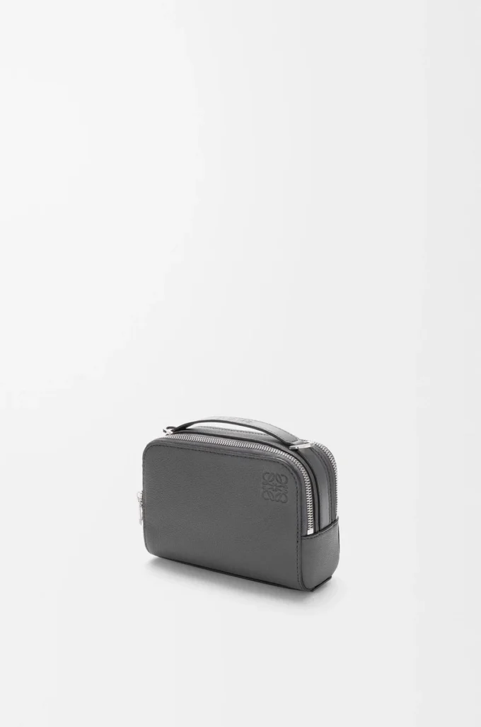 Mini crossbody-kameraväska i mjukt kornat kalvskinn Antracit Mini crossbody-kameraväska i mjukt kornat kalvskinn Antracit